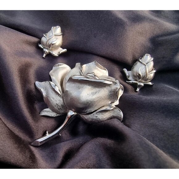 Rare Find 1960s CROWN TRIFARI Signed Silver Tone Rose Flower Jewelry Set - Picture 3 of 6